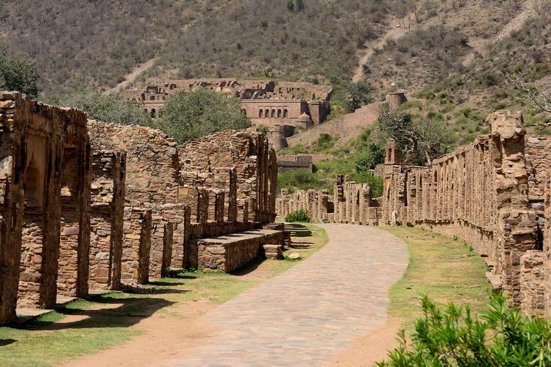 The Enchanting Ruins of Bhangarh Fort: A Tale of History and Mystery